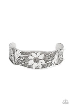 Load image into Gallery viewer, Daisy Paradise - Silver Bracelet
