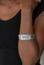 Load image into Gallery viewer, Daisy Paradise - Silver Bracelet
